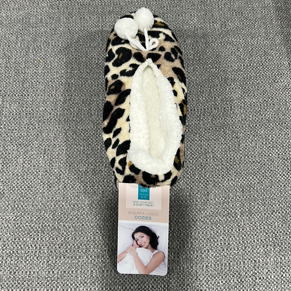 Cozy Sherpa slippers leopard print NWT retails $17 size small 6-7.5